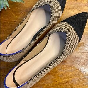 These great pointy flats are both on trend and comfy with a cap toe effect.